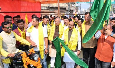 रायपुर : उप मुख्यमंत्री श्री अरुण साव ने बाइक रैली को हरी झंडी दिखाकर किया रवाना