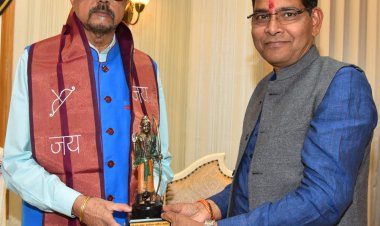 रायपुर : राज्यपाल श्री डेका से खेल मंत्री श्री वर्मा ने सौजन्य भेंट की