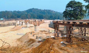 रायपुर : सनावल को झारखंड से जोड़ने कन्हर नदी पर तेजी से चल रहा पुल का काम