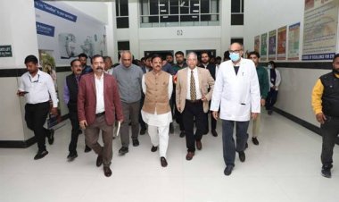 उप मुख्यमंत्री श्री शुक्ल ने इंदौर के स्कूल ऑफ एक्सीलेंस फार आई का किया निरीक्षण