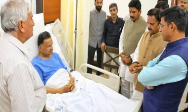 उप मुख्यमंत्री श्री शुक्ल ने इंदौर के महापौर श्री भार्गव के पिताजी की कुशलक्षेम जानी