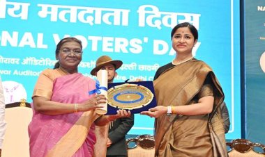 राष्ट्रपति श्रीमती मुर्मु ने स्वीप गतिविधियों के लिये झाबुआ कलेक्टर सुश्री नेहा मीणा को किया सम्मानित