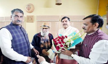 मुख्यमंत्री डॉ. यादव ने पद्मश्री के लिए नामांकित श्री भट्टी के निवास पहुँचकर शुभकामनाएँ दीं