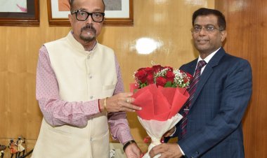 रायपुर : राज्यपाल श्री डेका से राज्य निर्वाचन आयुक्त ने की सौजन्य भेंट