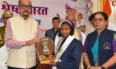 रायपुर : राज्यपाल श्री डेका ने राष्ट्रीय बाल पुरूस्कार से सम्मानित बालिका का किया सम्मान