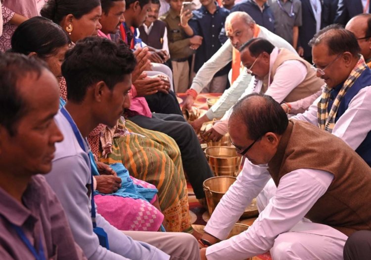 रायपुर : आवास योजना के लाभार्थियों का पांव पखार कर केंद्रीय मंत्री श्री शिवराज चौहान और मुख्यमंत्री श्री साय ने किया अभिनंदन