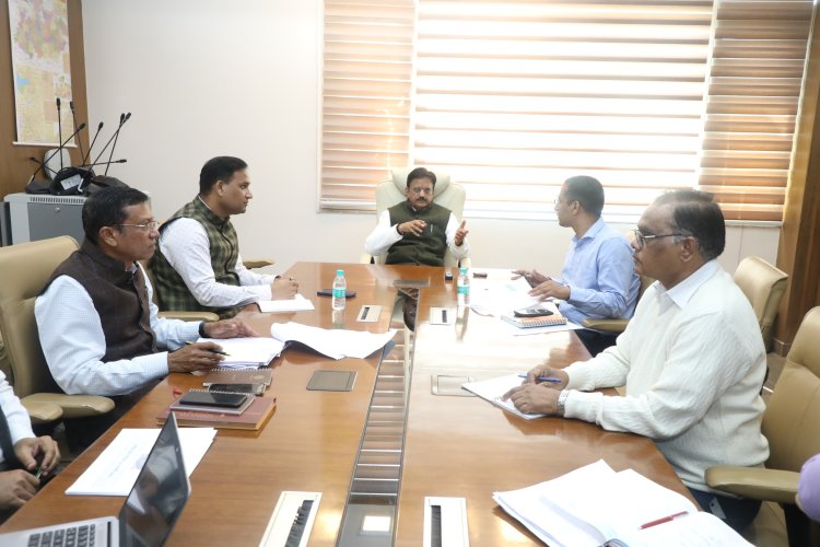 स्वास्थ्य अधोसंरचना कार्य भविष्य की आवश्यकताओं के अनुरूप समय सीमा में करें पूर्ण : उप मुख्यमंत्री श्री शुक्ल