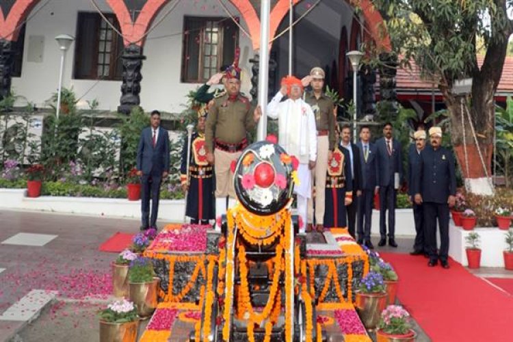 राज्यपाल श्री पटेल ने गणतंत्र दिवस पर राजभवन में ध्वज फहराया