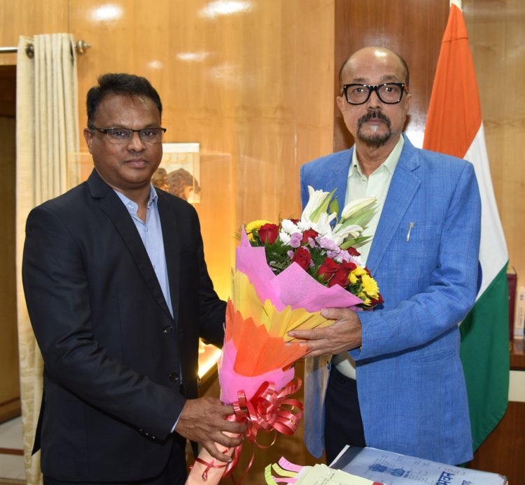 रायपुर : राज्यपाल श्री डेका से नव नियुक्त सचिव डॉ. प्रसन्ना ने की भेंट