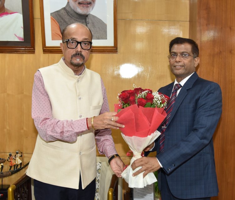 रायपुर : राज्यपाल श्री डेका से राज्य निर्वाचन आयुक्त ने की सौजन्य भेंट
