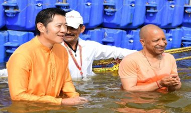 भूटान नरेश जिग्मे खेसर नामग्याल वांगचुक ने महाकुंभ में त्रिवेणी संगम पर पवित्र स्नान किया