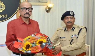 रायपुर : राज्यपाल श्री डेका से पुलिस महनिदेशक ने सौजन्य भेंट की