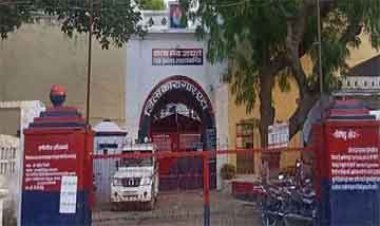 UP: जेलर ने तीन लड़कियों की जिंदगी कर दी बर्बाद, मेरे साथ भी...युवती ने लगाए घिनौने आरोप; किया हंगामा