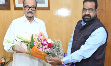 रायपुर: राज्यपाल श्री डेका से कुलपति ने सौजन्य भेंट की