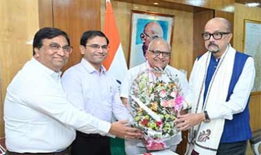 रायपुर : राज्यपाल श्री डेका से दिगम्बर जैन समाज के अध्यक्ष ने की सौजन्य भेंट