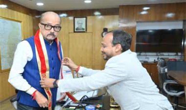 रायपुर : राज्यपाल श्री डेका से युवा अग्रवाल समाज के अध्यक्ष ने की सौजन्य भेंट