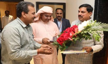 मुख्यमंत्री डॉ. यादव को श्री आनंदपुर धाम के आत्मानंद जी महाराज ने आशीर्वाद दिया