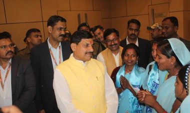 मुख्यमंत्री डॉ. यादव ने ने बागेश्वर धाम पीठाधीश्वर के साथ धाम में होने वाले कार्यक्रम की तैयारियों की समीक्षा की