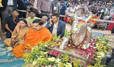 मुख्यमंत्री डॉ. यादव ने महाशिवरात्रि पर सपत्नीक भगवान महाकाल की पूजा कर अभिषेक किया