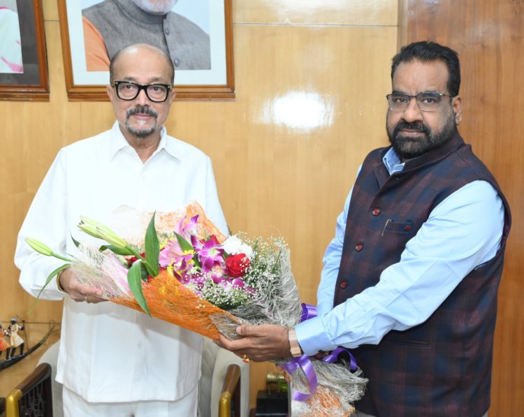 रायपुर: राज्यपाल श्री डेका से कुलपति ने सौजन्य भेंट की