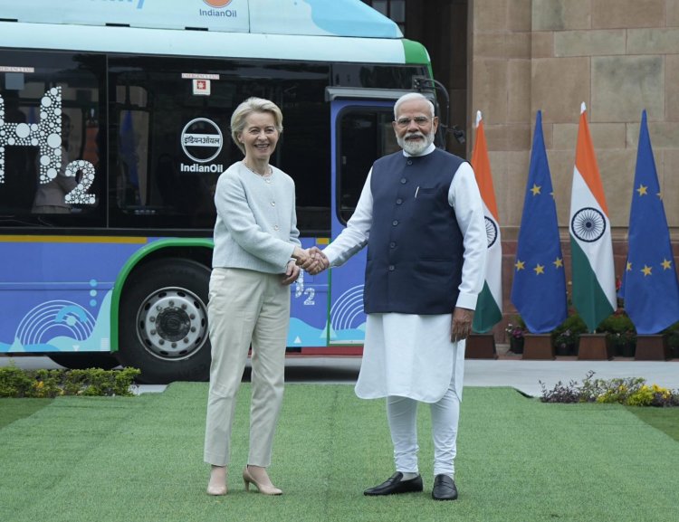 प्रधानमंत्री नरेंद्र मोदी और यूरोपीय आयोग की अध्यक्ष उर्सुला वॉन डेर लेयेन के बीच प्रतिनिधिमंडल स्तर की वार्ता जारी