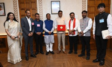 रायपुर : वित्त मंत्री श्री ओपी चौधरी ने किए बजट पर हस्ताक्षर