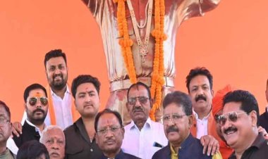 रायपुर : मुख्यमंत्री श्री विष्णु देव साय ने कुनकुरी में स्व. कुमार दिलीप सिंह जूदेव की प्रतिमा  पर माल्यार्पण कर किया नमन