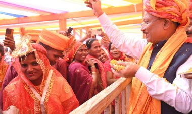 मुख्यमंत्री विष्णुदेव साय ने सामूहिक विवाह में 353 जोड़ों को दिया आशीर्वाद