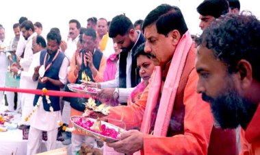 मुख्यमंत्री डॉ. यादव ने ओंकारेश्वर में माँ नर्मदा की पूजा-अर्चना कर प्रदेश की समृद्धि की कामना की