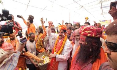 मुख्यमंत्री डॉ. यादव ने अखिल भारतीय अखाड़ा परिषद अध्यक्ष श्री रविंद्र पूरी जी महाराज और साधु संतो पर पुष्प-वर्षा कर खेली होली