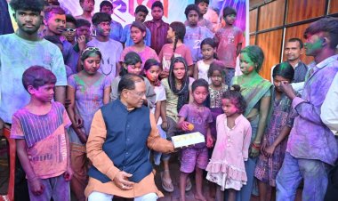 रायपुर : बगिया में बच्चों संग मुख्यमंत्री ने मनाई रंगों की होली