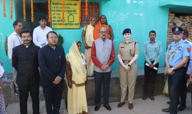 रायपुर : राज्यपाल श्री रमेन डेका ने सक्ति जिले के ग्राम सकरेली (बा) पहुंचकर प्रधामंत्री आवास योजना के कार्यों का किया अवलोकन