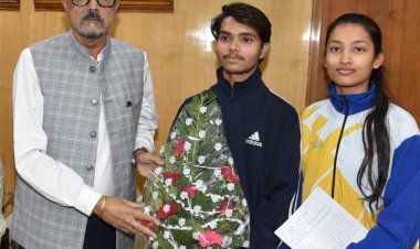 रायपुर : राज्यपाल श्री डेका ने विश्व योग प्रतियोगिता के लिए चयनित प्रतिभागियों को 50 हजार रूपए की सहायता राशि दी