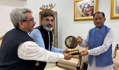 रायपुर : भारतीय प्रबंध संस्थान (आईआईएम) रायपुर के निदेशक श्री रामकुमार काकानी ने आज मुख्यमंत्री श्री विष्णु देव साय से सौजन्य मुलाकात