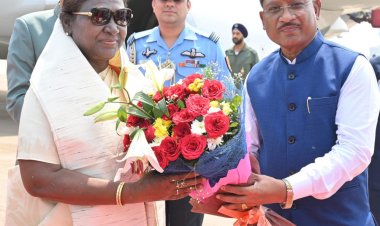रायपुर : राष्ट्रपति श्रीमती द्रौपदी मुर्मु का छत्तीसगढ़ आगमन: स्वामी विवेकानंद एयरपोर्ट पर हुआ भव्य स्वागत