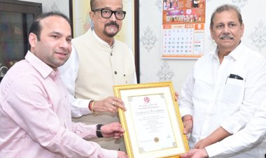 रायपुर : राज्यपाल श्री डेका से मैट्स यूनिवर्सिटी के कुलाधिपति ने की भेंट