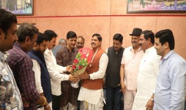 मुख्यमंत्री डॉ. यादव को जनप्रतिनिधियों ने इन्दौर में दी जन्मदिन की शुभकामनाएं