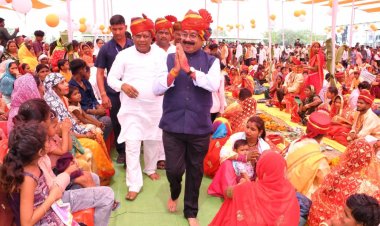 रायपुर : उप मुख्यमंत्री श्री अरुण साव सामूहिक विवाह में हुए शामिल, नवविवाहितों को बधाई और शुभकामनाएं दीं