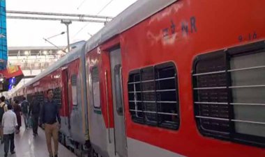 वाराणसी में महामना एक्सप्रेस के नए कोचों को लगाकर ट्रेन को दिल्ली के लिए किया गया रवाना