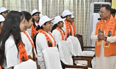 रायपुर : मुख्यमंत्री श्री विष्णु देव साय ने बालिकाओं के साथ सुनी 'मन की बात' की 120वीं कड़ी