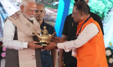 रायपुर : छत्तीसगढ़ की सांस्कृतिक पहचान और महिला सशक्तिकरण का प्रतीक भेंट : मुख्यमंत्री श्री विष्णुदेव साय ने प्रधानमंत्री श्री नरेंद्र मोदी को भेंट किया बिलासा देवी केवट का मोमेंटो