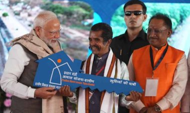 रायपुर : 'पक्का मकान बन गया है?' – प्रधानमंत्री श्री नरेंद्र मोदी के सवाल पर मुस्कराए दल्लु राम बैगा, कहा – “हां, बन गया है”