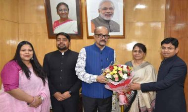 रायपुर : राज्यपाल श्री डेका से भारतीय प्रशासनिक सेवा के अधिकारियों ने सौजन्य भेंट की