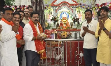 रायपुर : उपमुख्यमंत्री श्री विजय शर्मा पहुंचे कवर्धा, मंदिर दर्शन कर प्रदेश वासियों को नवरात्रि पर्व की दी शुभकामनाएं