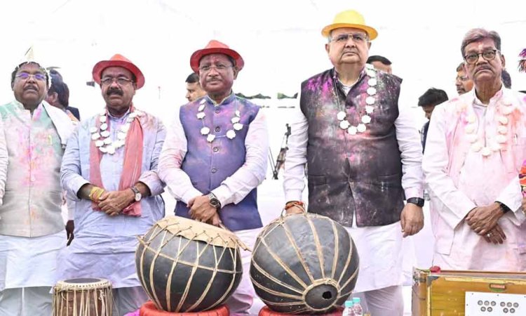 रायपुर : होली मिलन समारोह में विधानसभा परिसर हुआ रंग-गुलाल से सराबोर