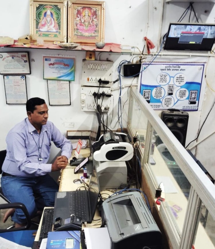 महासमुंद : प्रधानमंत्री रोजगार सृजन कार्यक्रम से डामन कुमार साहू ने खोला खुद का कंप्यूटर सेंटर