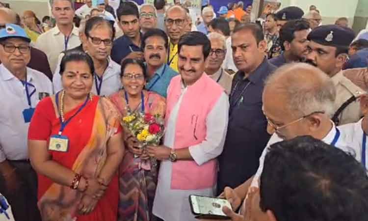 वरिष्ठ नागरिक कल्याण संघ के कार्यक्रम में पहुंचे केन्द्रीय मंत्री तोखन साहु