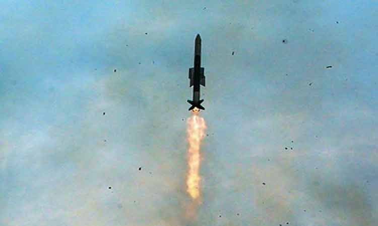 डीआरडीओ तथा भारतीय नौसेना ने कम दूरी की जमीन से हवा में मार करने वाली मिसाइल का किया सफल परीक्षण