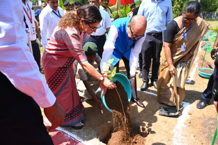 रायपुर : एक पौधा जरूर लगाएं, धरती को हरियाली दें- राज्यपाल श्री रमेन डेका