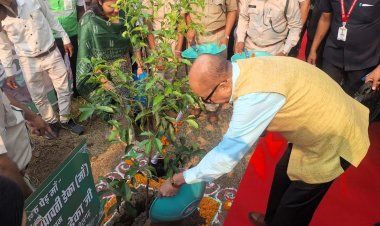 रायपुर : राज्यपाल श्री रमेन डेका ने ’एक पेड़ मां के नाम’ अभियान अंतर्गत किया पौधा रोपण
